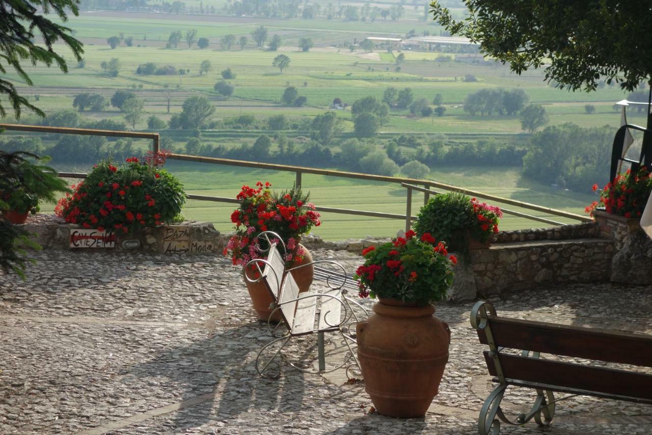 Relais Borgo Lizori Country House Campello sul Clitunno Exterior photo